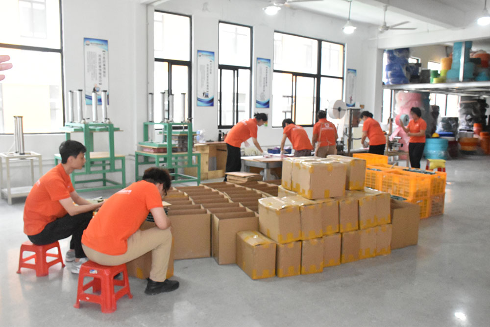 Workers specialized in abrasive tool inspection and packing